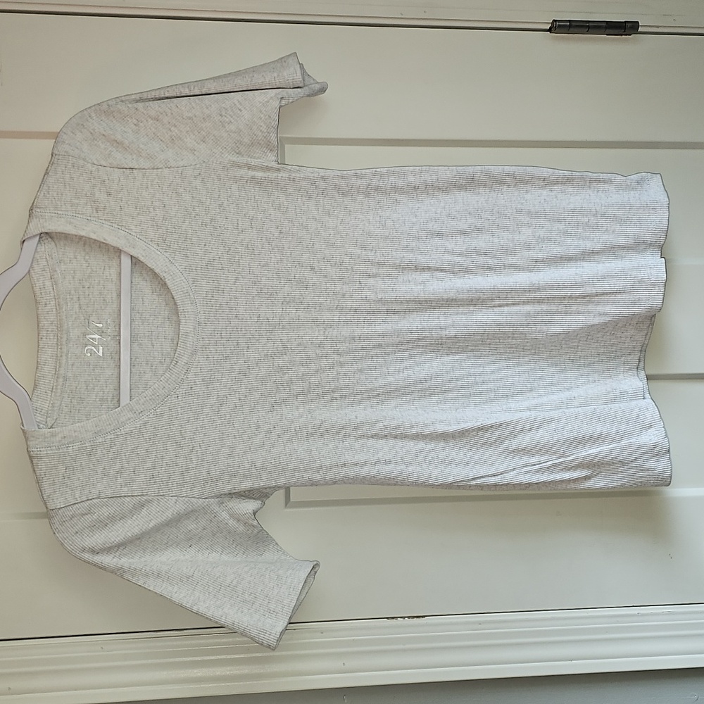 24/7 Womens Light Gray Ribbed Top. Sz Small, Like New Condition